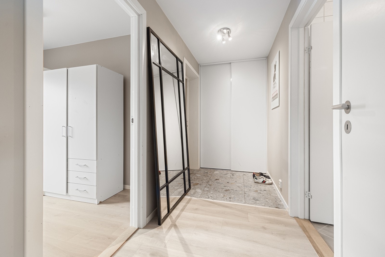 Gang med skyvedørsgarderobe. Galleribilde