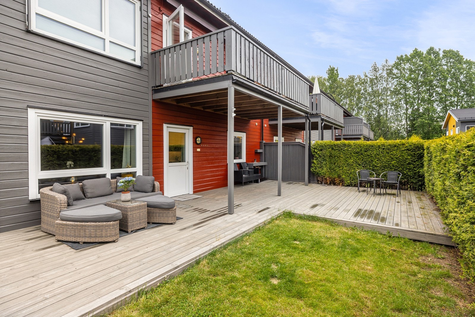 Det er utgang til en skjermet terrasse fra stue på ca. 51 kvm, med fine lys- og solforhold. Galleribilde