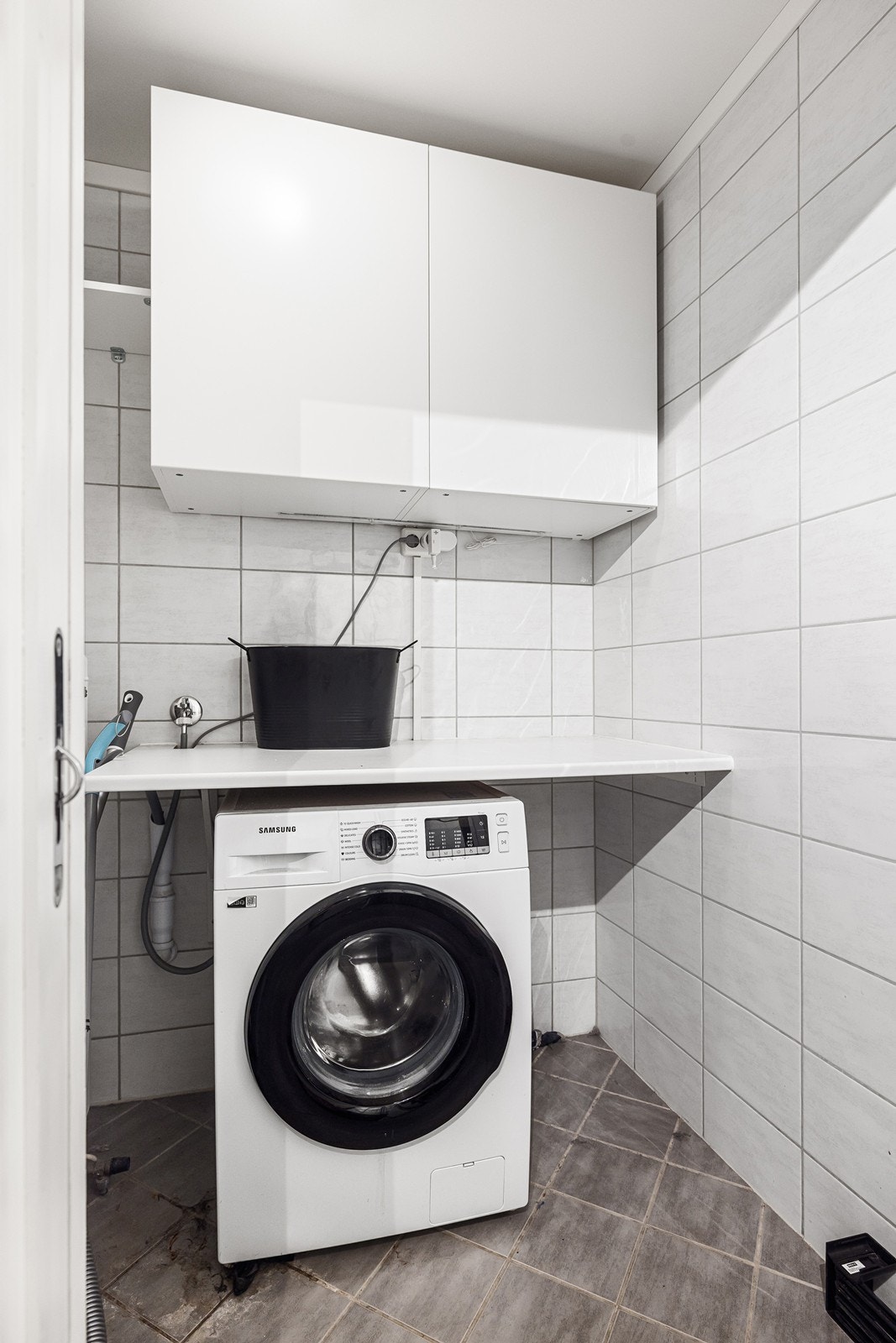 Badet har egen vaskeromsdel med skapinnredning, benkeplass og opplegg for vaskemaskin. Galleribilde