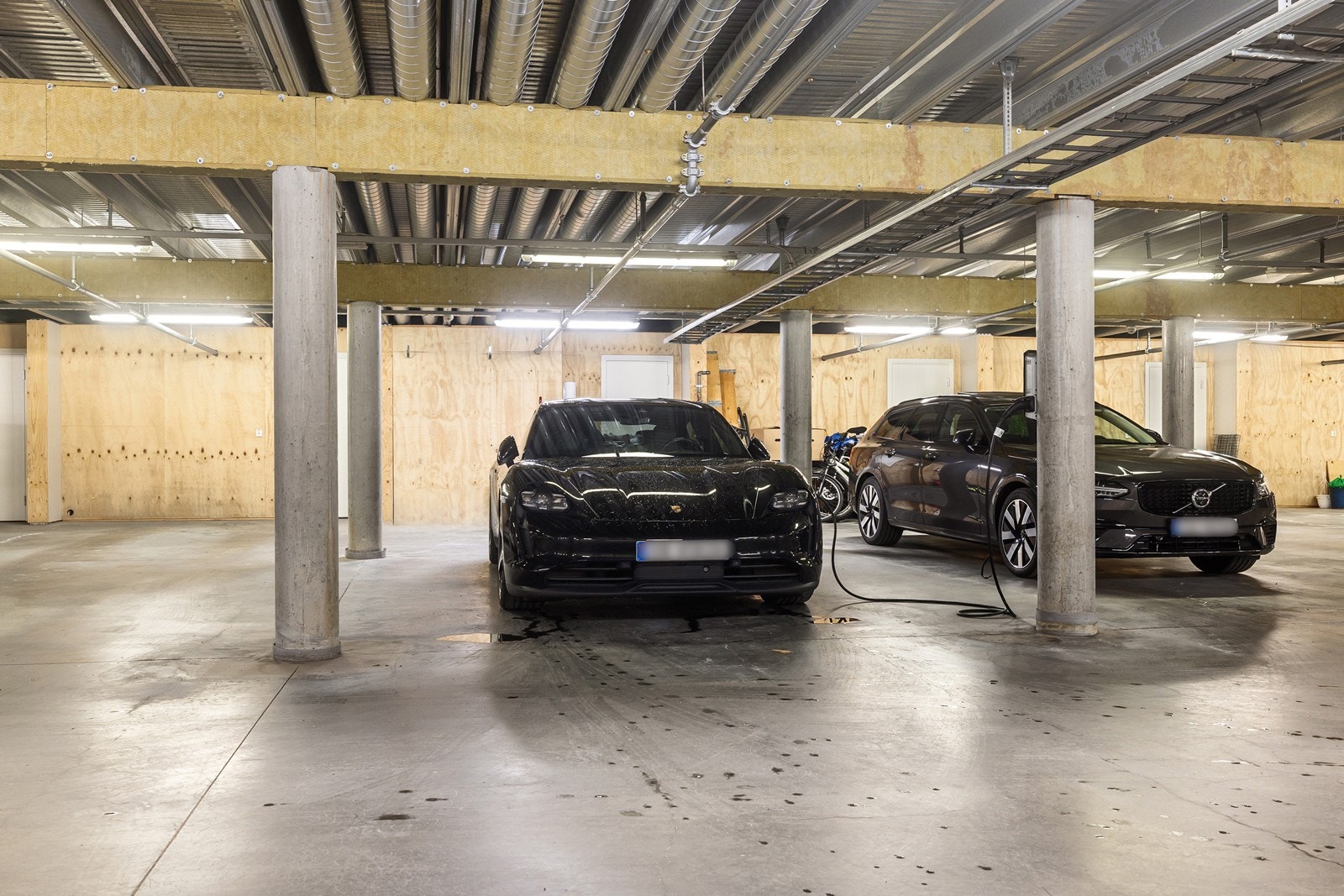 Det medfølger en garasjeplass i kjelleranlegg, med plass til to biler i lengden. Galleribilde