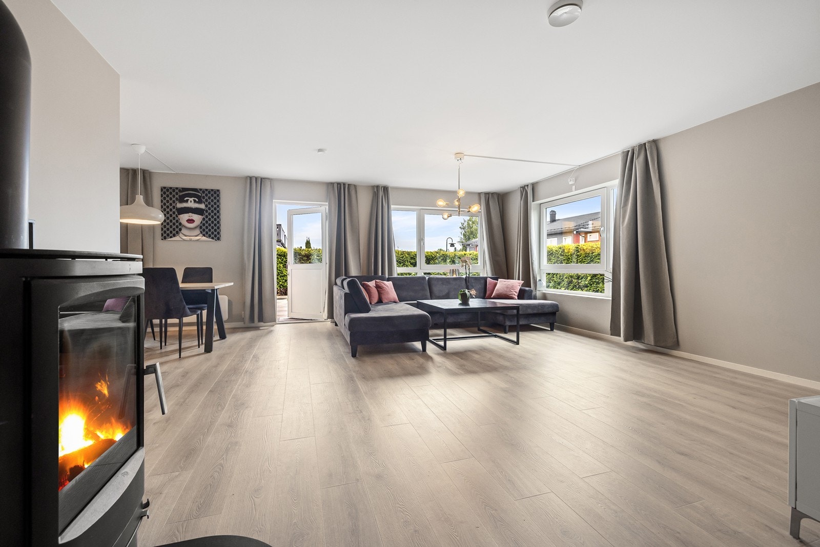 Lys stue med god plass til sofamøblement og TV-bord. Galleribilde