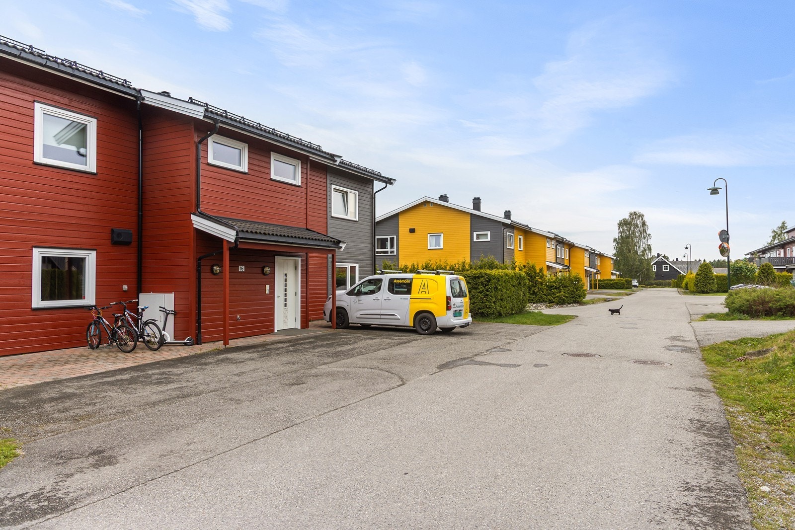 Flermannsboligen har overbygget inngangsparti. Galleribilde