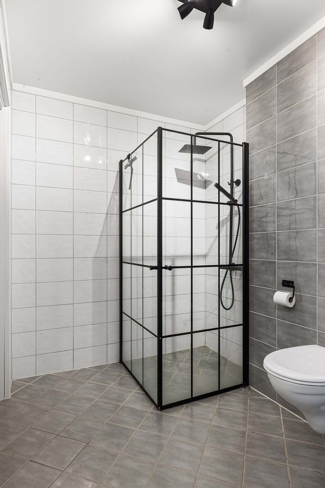 Dusjhjørne med innfellbare glassvegger med et moderne touch. Galleribilde
