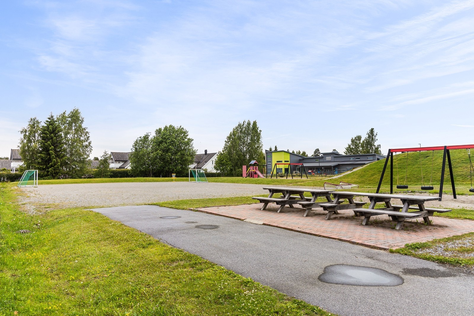 Fin lekeplass med sittegrupper og grøntarealer. Galleribilde