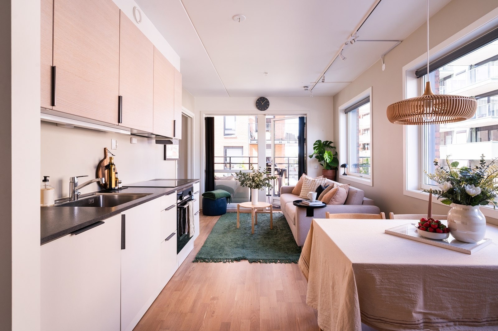 Den åpne løsningen mot kjøkkenet gjør rommet både sosialt og fleksibelt. Galleribilde