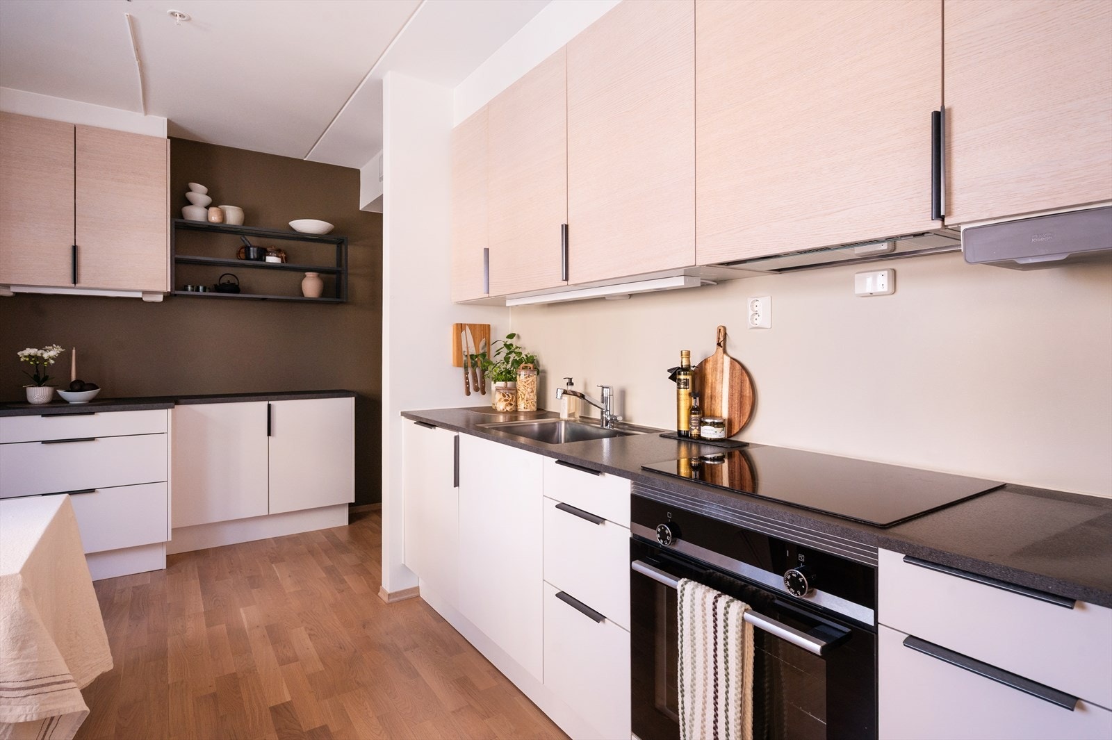 Stilrent kjøkken med glatte fronter og laminat benkeplate med nedfelt vaskekum. Galleribilde