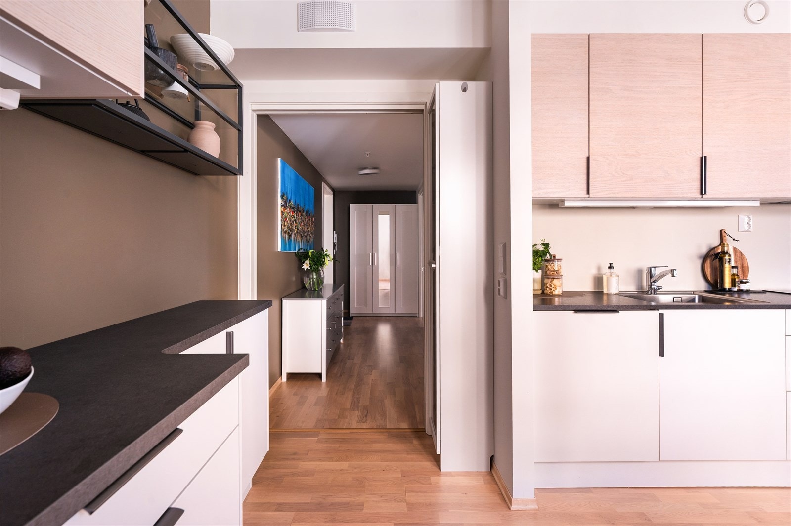 Praktiske overskap, og ekstra kjøkkendel gir god oppbevaringsplass. Galleribilde