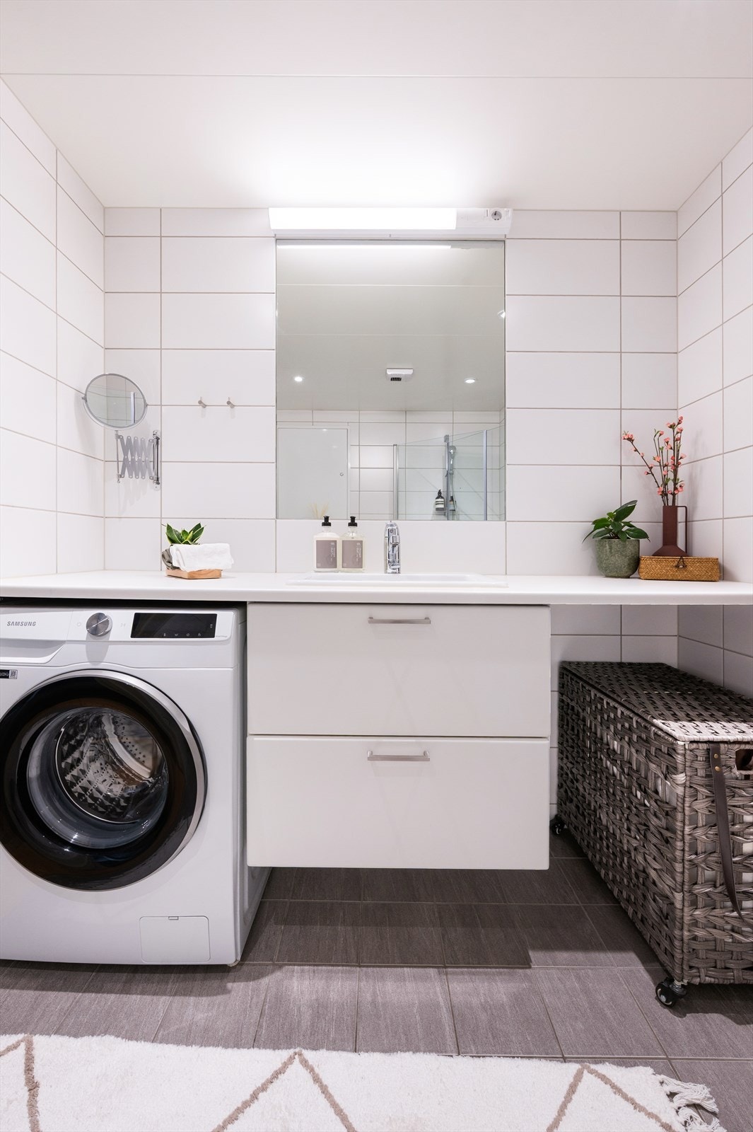 Det er opplegg for vaskemaskin under benkeplate og balansert ventilasjon. Galleribilde