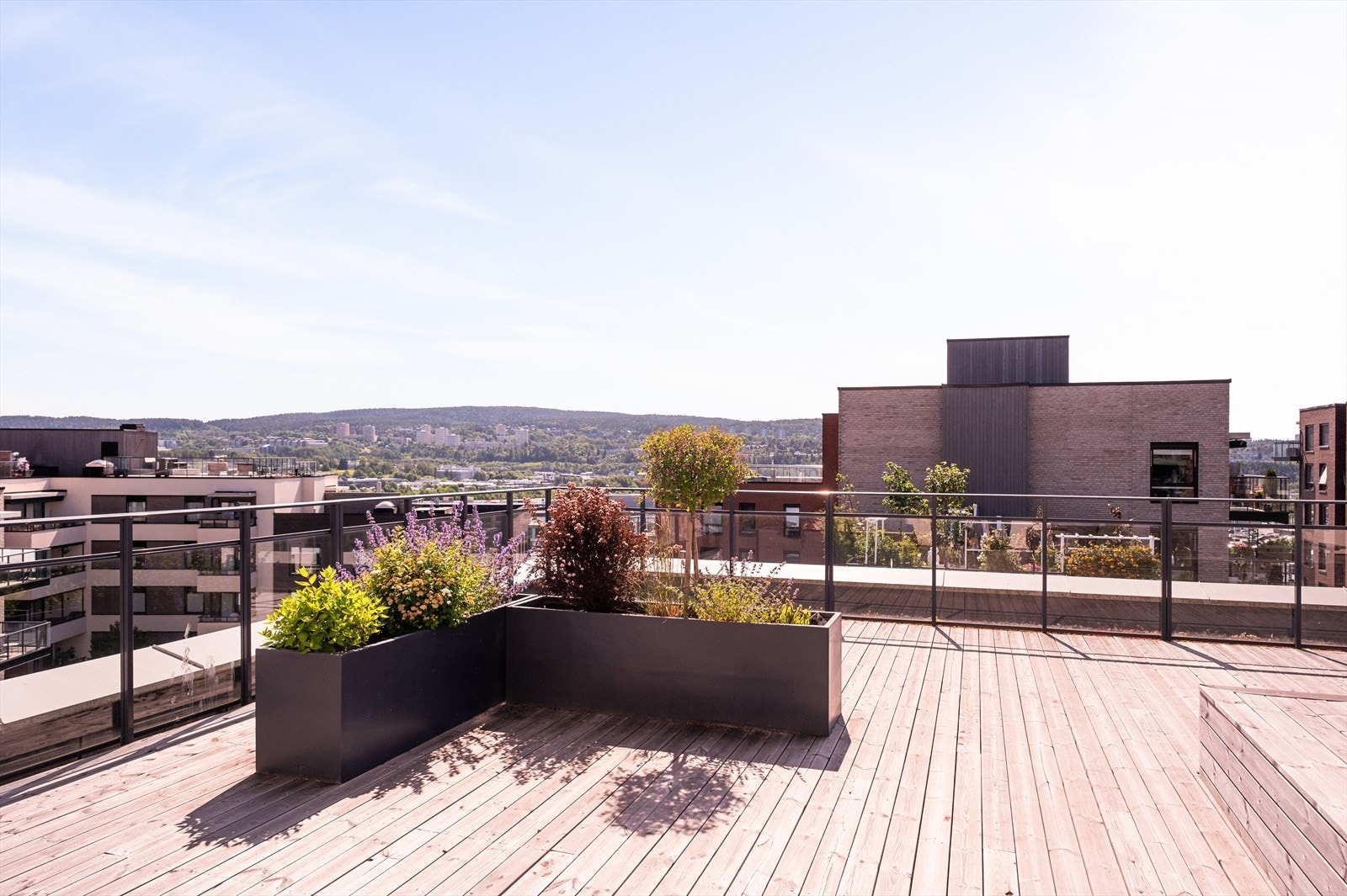 På toppen av bygget er det en felles takterrasse til bruk for beboere. Galleribilde