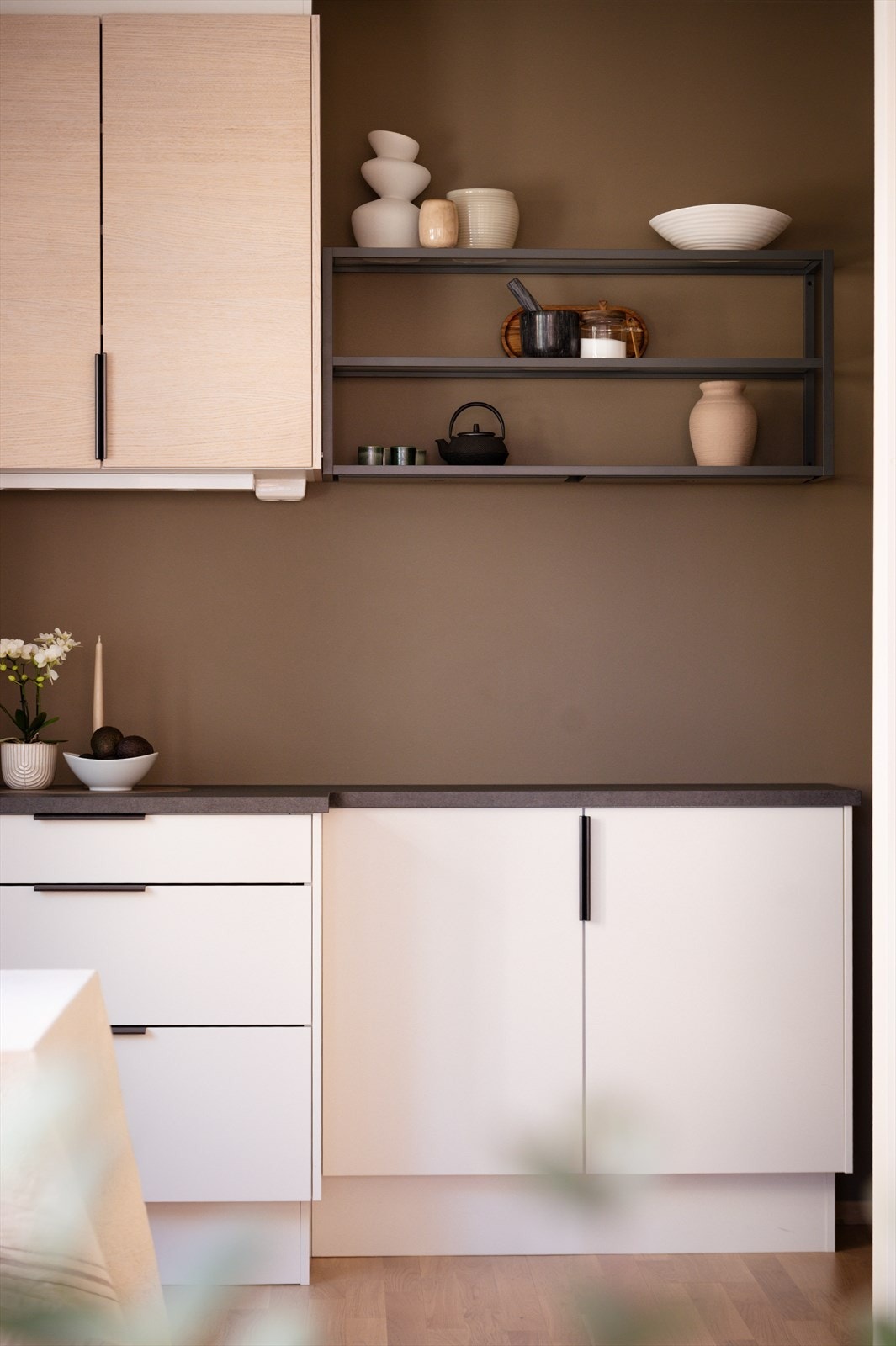 Kjøkkenet er utstyrt med integrerte hvitevarer: kjøl/frys, oppvaskmaskin, platetopp og stekeovn. Praktiske overskap gir ekstra oppbevaringsplass. Galleribilde