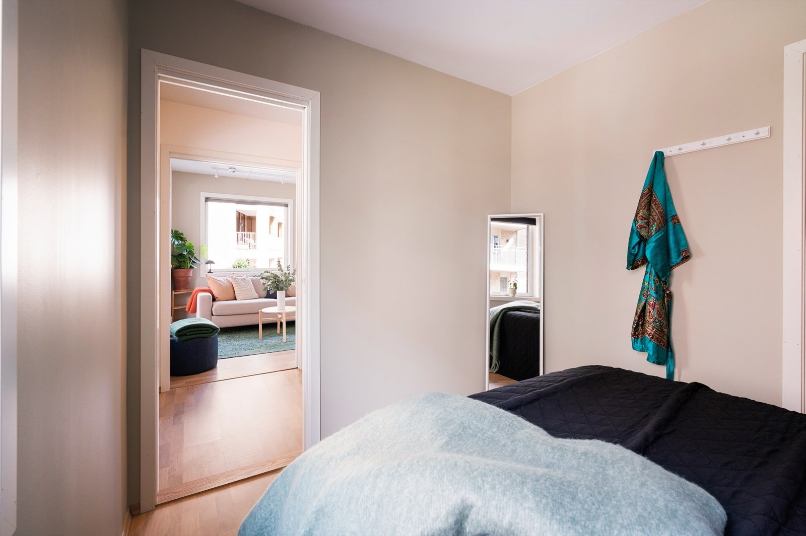 Soverommet har skyvedør inn til både garderoberom og kontor. Galleribilde