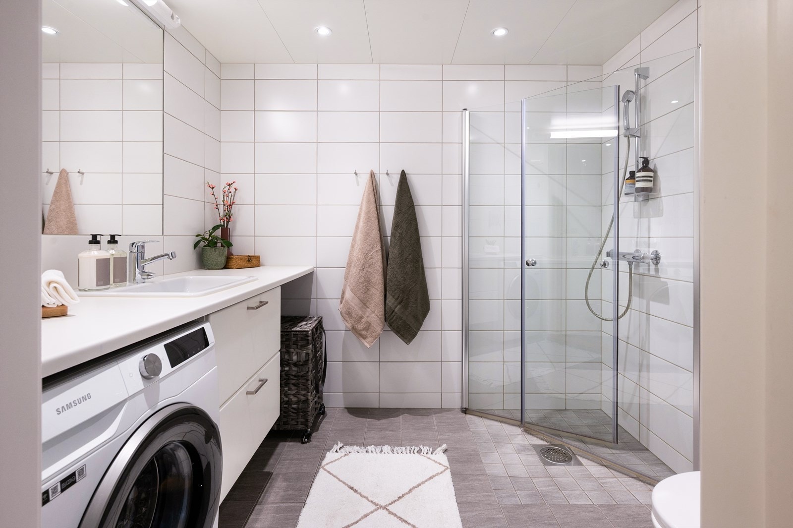 Moderne bad med flislagte vegger og gulv, samt vannbåren gulvvarme som gir god komfort. Galleribilde