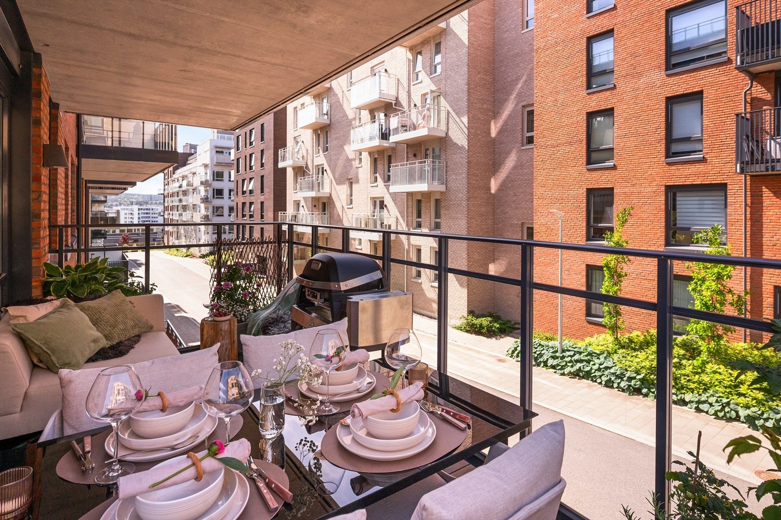 Det er god plass til utemøbler, spisegruppe og grill, noe som gjør balkongen til en naturlig forlengelse av stuen på fine dager. Galleribilde