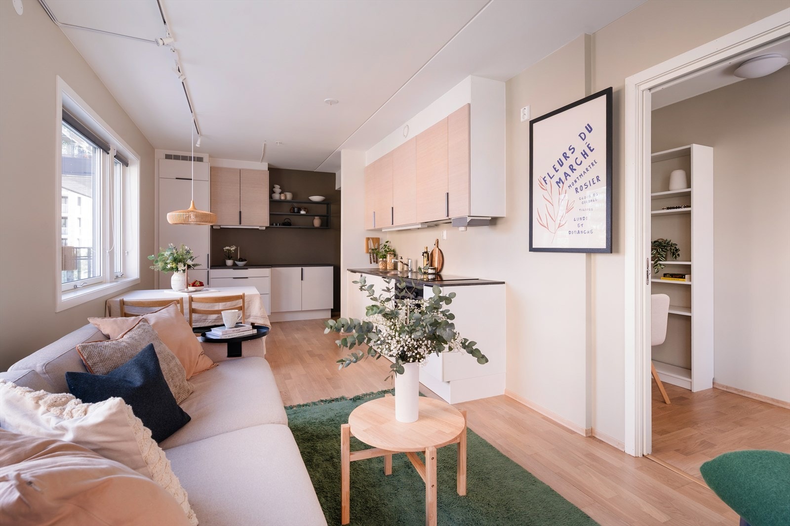 Overflatene er holdt i lyse toner, og det er lagt 3-stavs parkett som gir et moderne uttrykk. Galleribilde