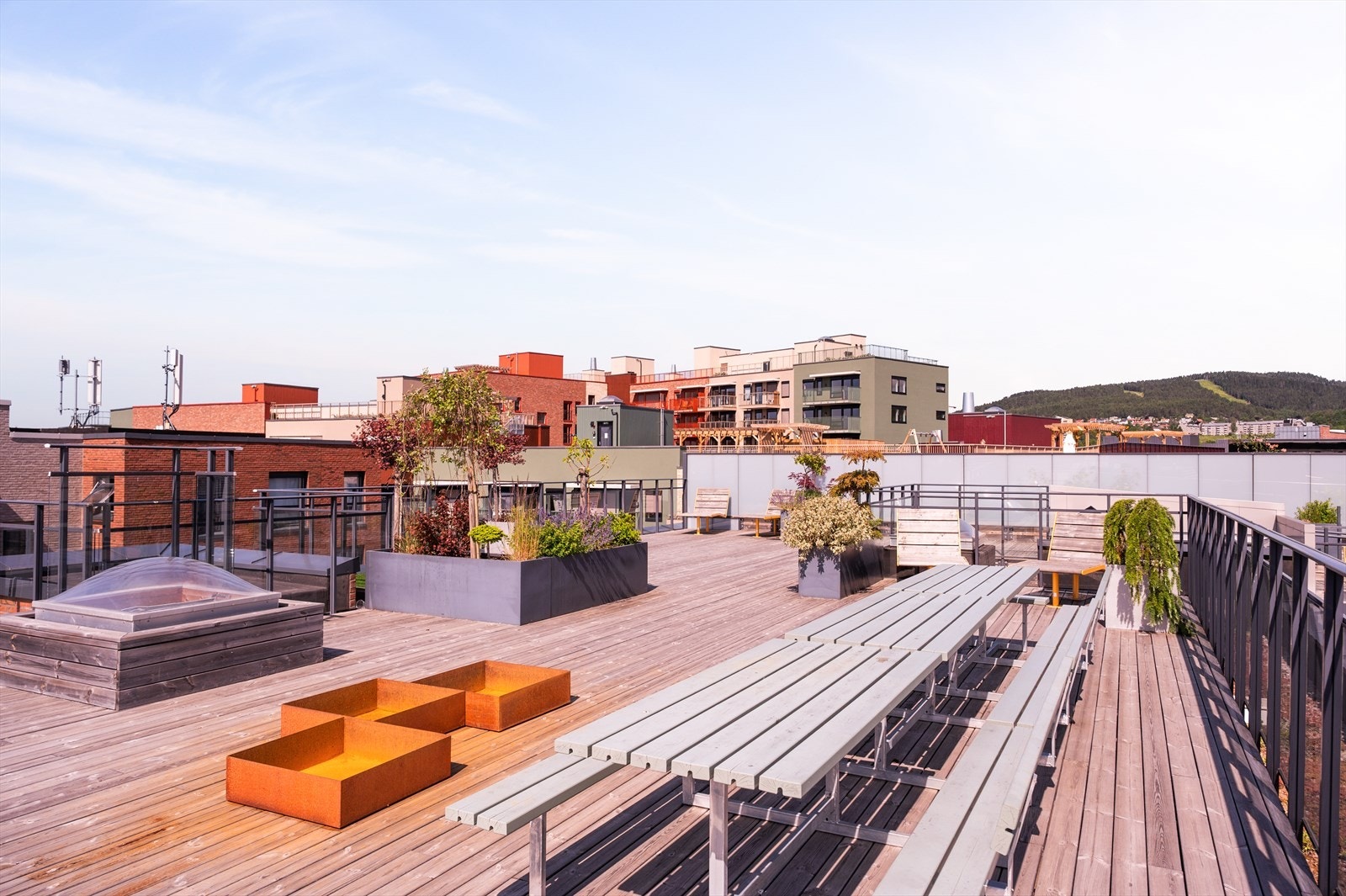 Her er det godt med sitteplasser og gode solforhold dagen lang. Galleribilde