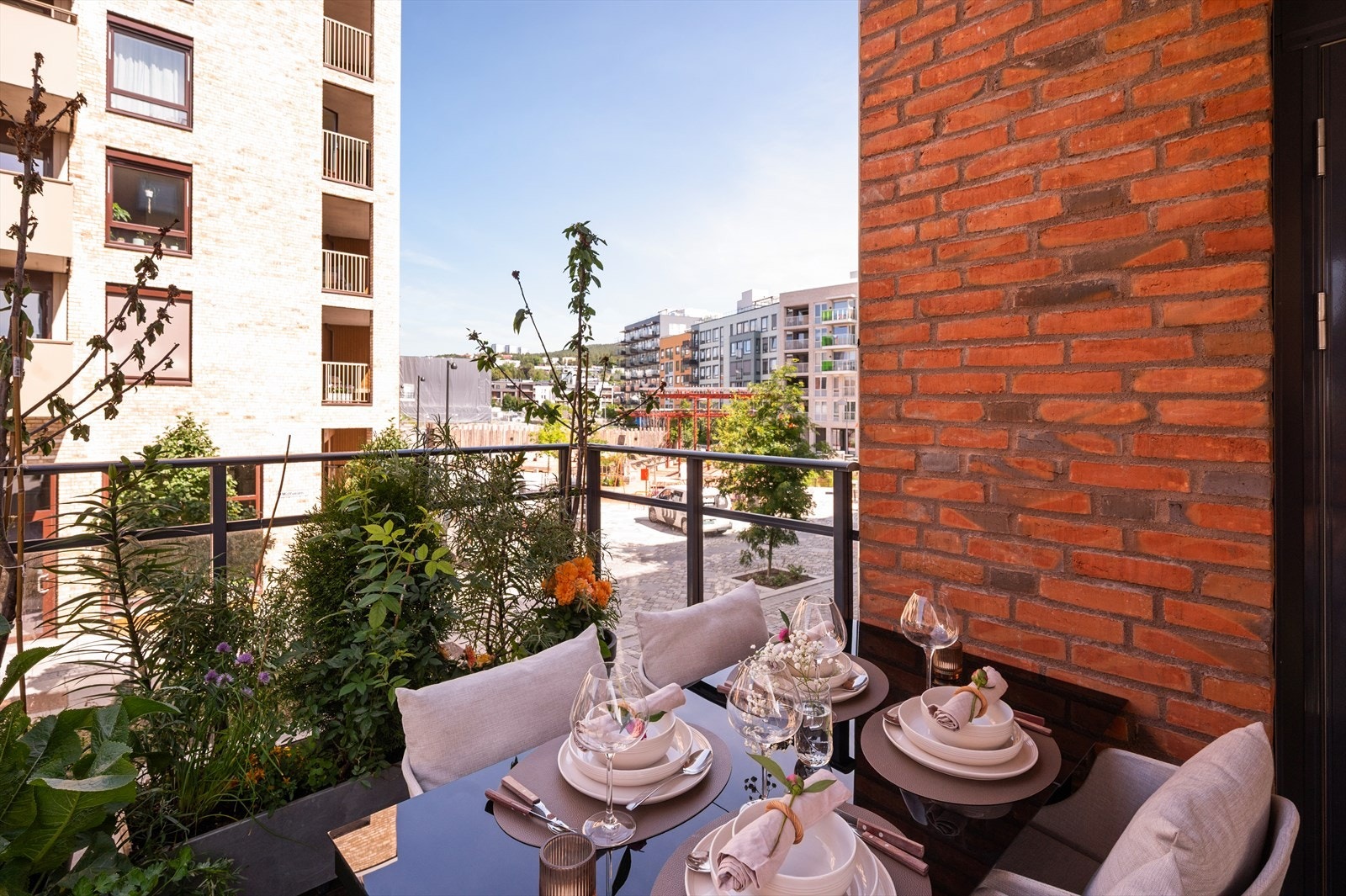 Vestvendt og skjermet balkong på ca. 10 kvm med overbygg og tregulv. Galleribilde