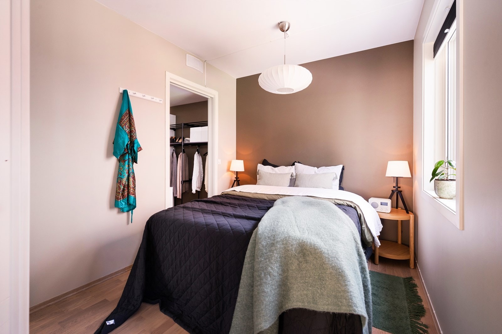 En kontrastvegg gir et moderne preg mot de ellers lyse overflatene. Stort vindu gir godt med dagslys og luftemuligheter. Galleribilde