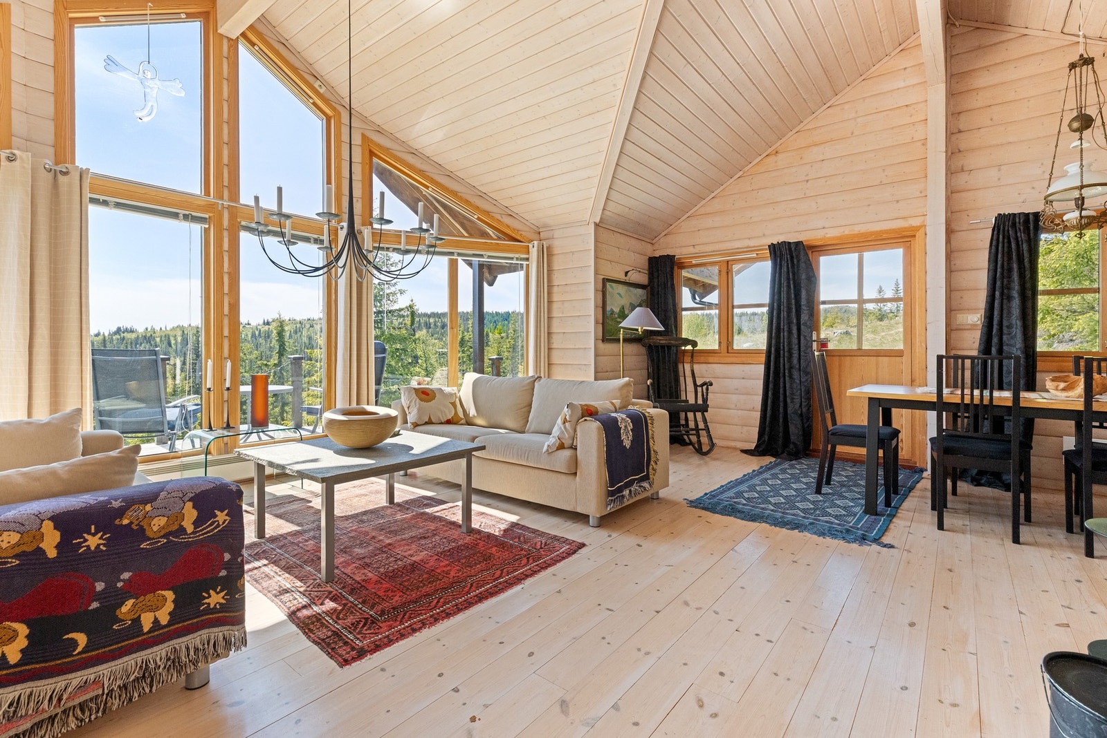 I stuen er det god plass til både sofagruppe og spisebord Galleribilde