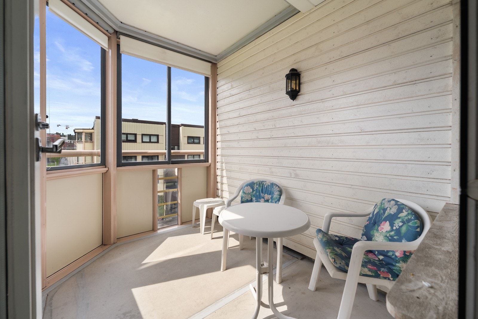 Fra stuen er det utgang til en innglasset balkong, med belysning, solskjerming og et areal på ca. 5 kvm Galleribilde