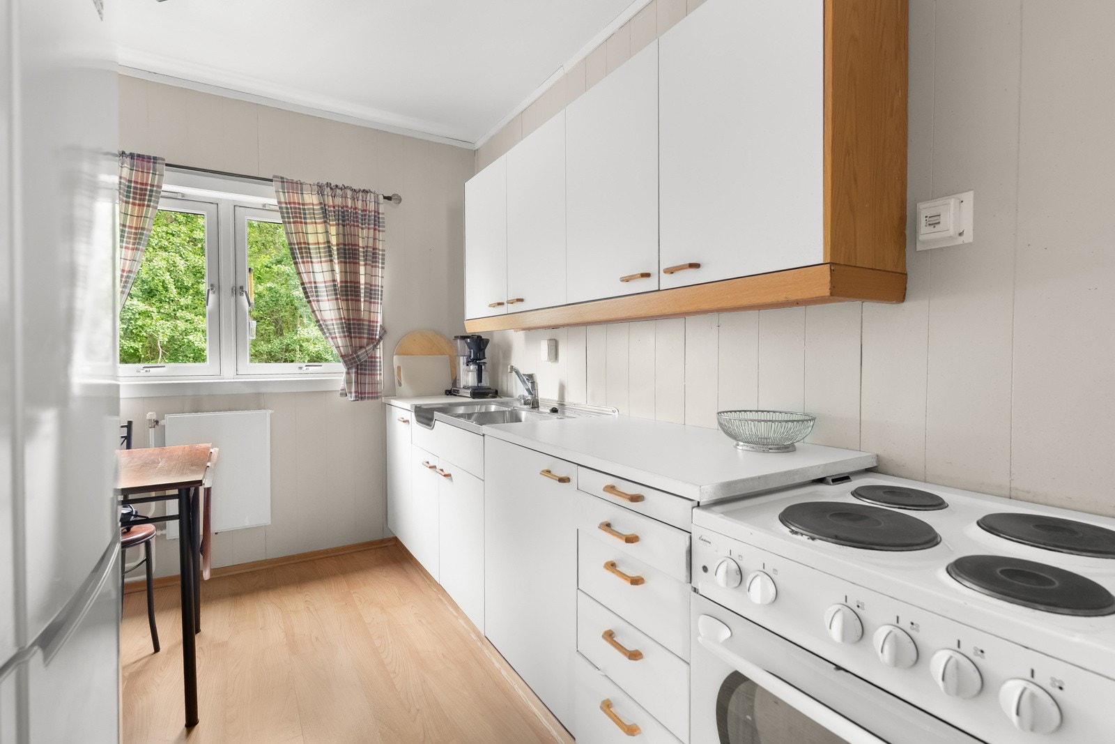 Kjøkkenet ligger i eget rom; uten innsyn og med rom for en hyggelig, liten spiseplass Galleribilde