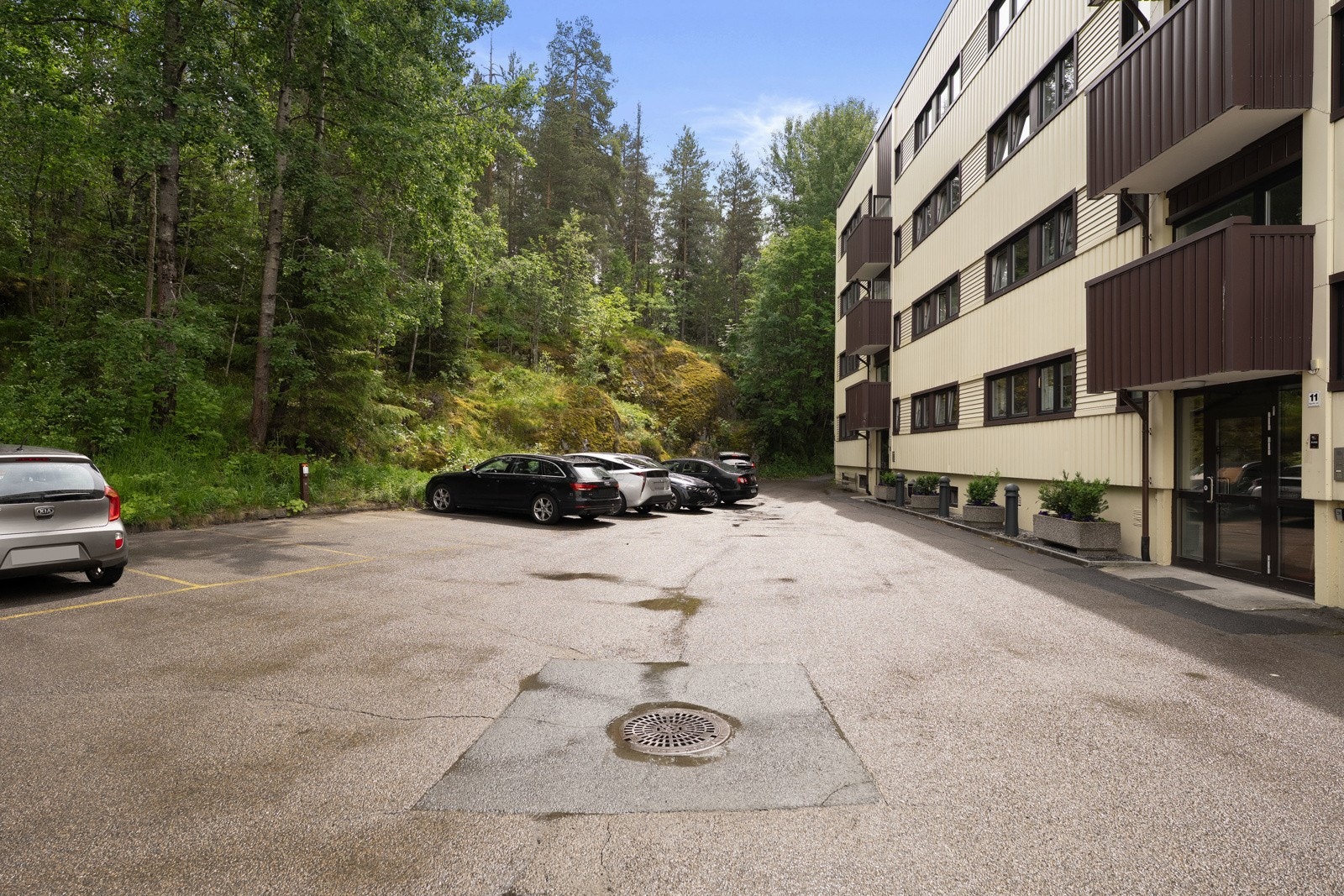 Leiligheten disponerer en utendørs biloppstillingsplass. Denne er rett utenfor inngangsdøren Galleribilde