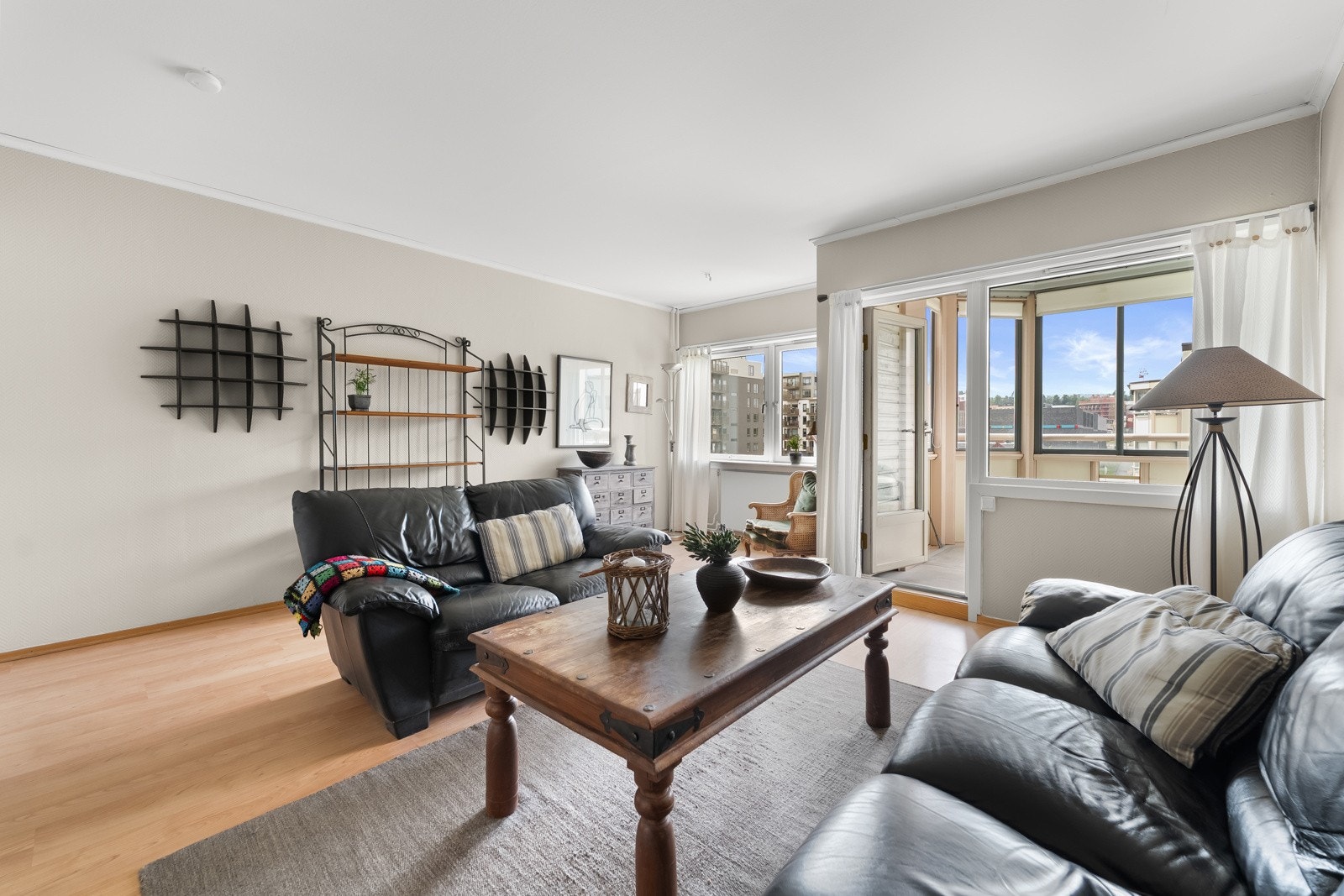 Stuen er et innbydende oppholdsrom, med godt lysinnslipp via vinduer i front. Vinduene inkluderer en glassdør til balkongen, en fin romforlengelse - også i høstmånedene Galleribilde