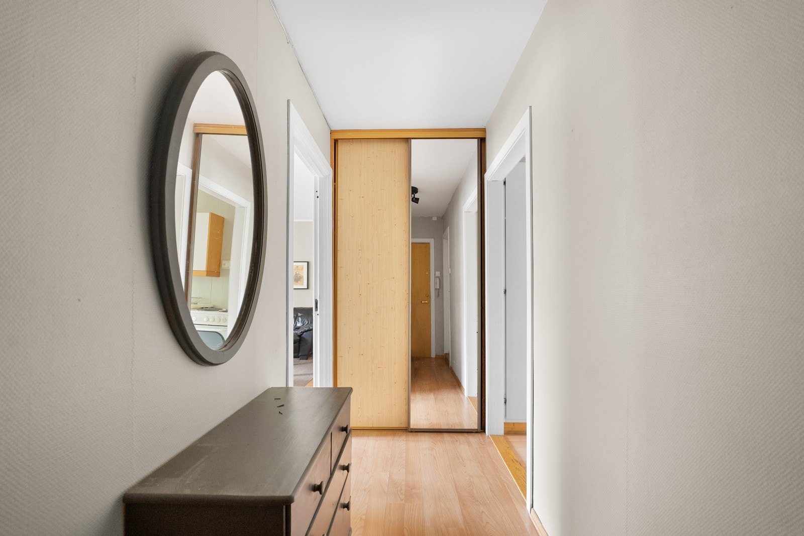 Vel inne er gangen innredet med laminatgulv og lysegrå vegger. Galleribilde