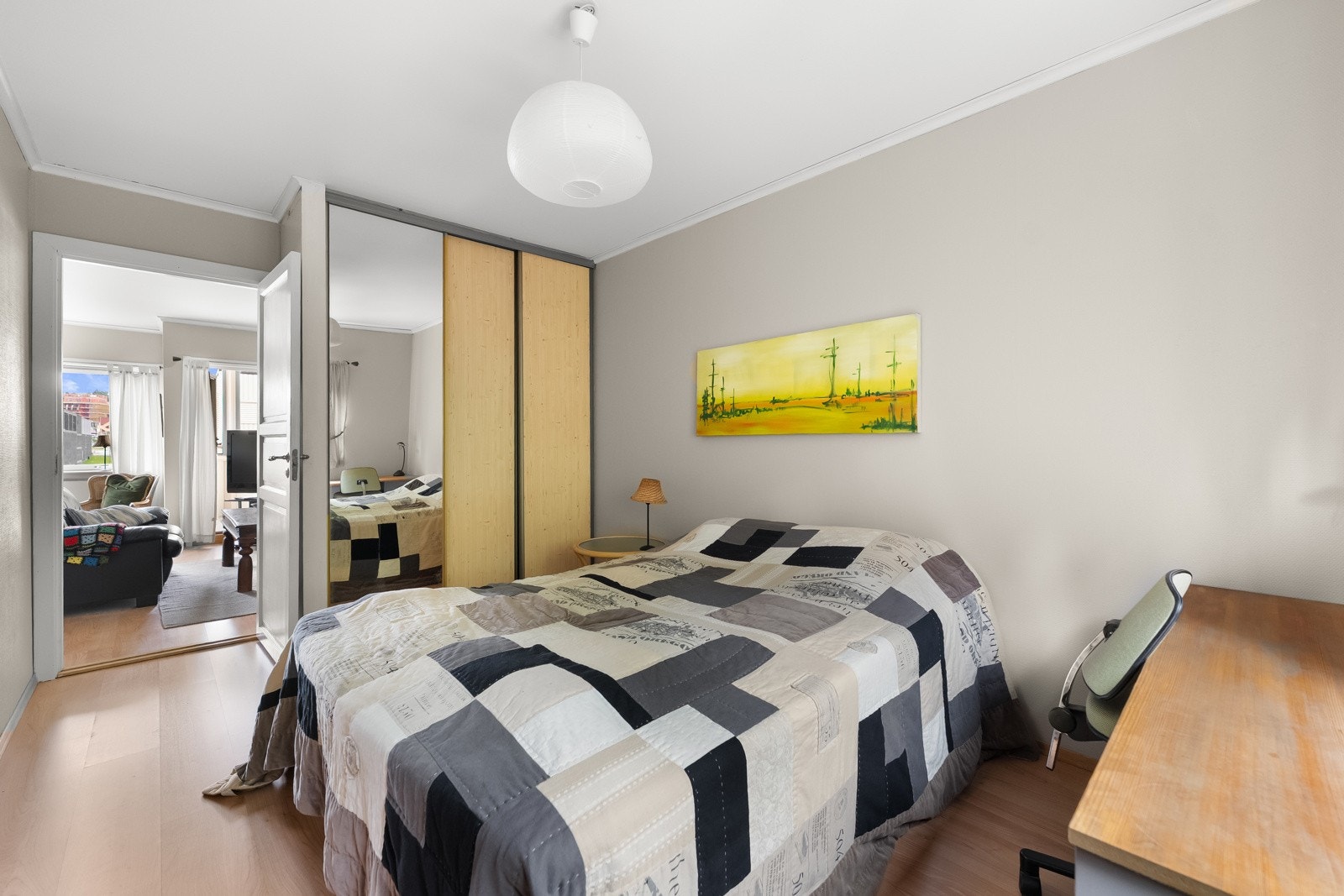 Soverommet er skjermet og meget romslig, og innredes enkelt med både dobbeltseng og annet møblement. Det er ingen innsyn, og rommet har mye oppbevaring i en plassbygget skyvedørsgarderobe med dels speilfronter. Galleribilde