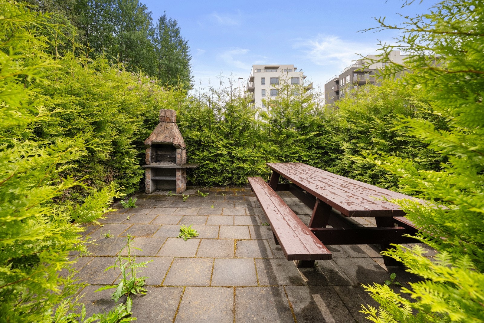 Beliggenheten er utmerket, med gangavstand til alt man trenger i hverdagen. Fellesområdet har plenarealer, prydbusker og asfalterte internveier. Fint rammet inn av trær finner man en markterrasse med utepeis og sittegruppe. Galleribilde