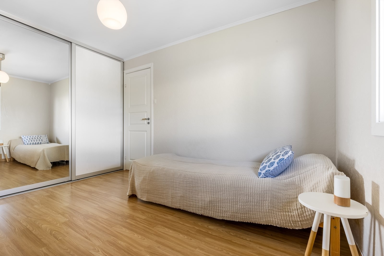 Soverom har skyvedørsgarderobe Galleribilde