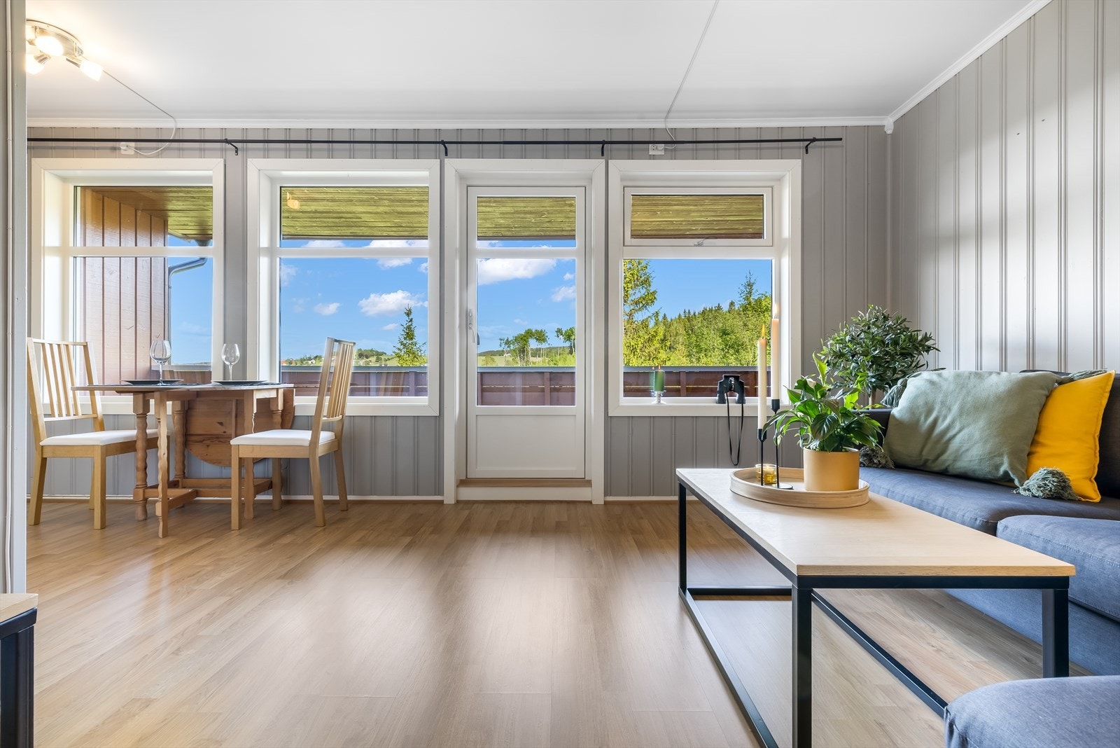 Store vindusflater gir godt med lysinnslipp Galleribilde