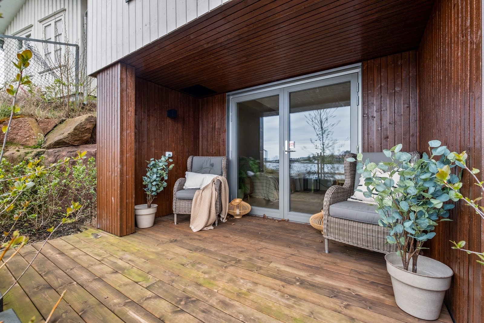 Her ligger en overbygget markterrasse på ca. 10,4 kvm med utebelysning og strømuttak Galleribilde