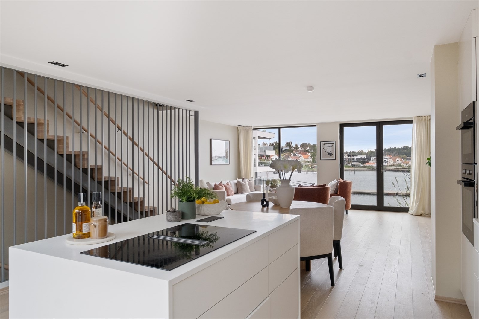 Den åpne planløsningen gir god flyt mellom kjøkkenet og stuen Galleribilde