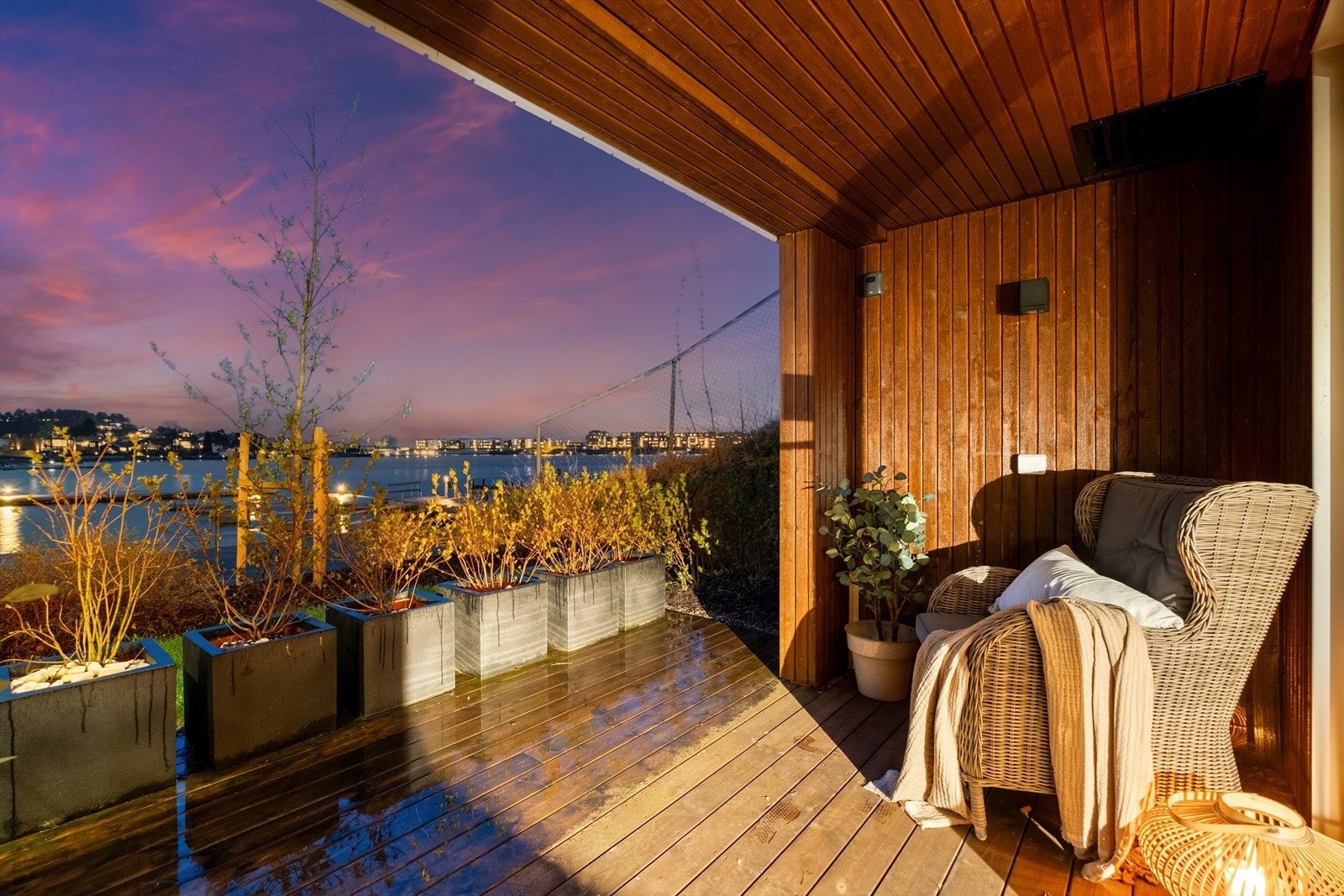 Royalimpregnerte terrassebord - perfekt sted for morgenkaffen i fred og ro Galleribilde