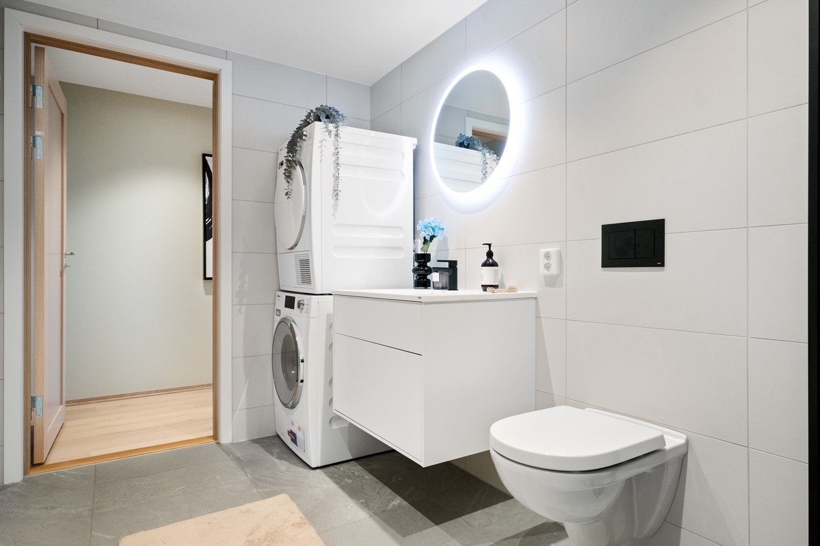 Begge er stilfullt innredet med fliser i formatet 30x60 cm på både gulv og vegger. Badene er utstyrt med elektriske varmekabler, downlights i himlingen og avtrekk gjennom det balanserte ventilasjonsanlegget Galleribilde