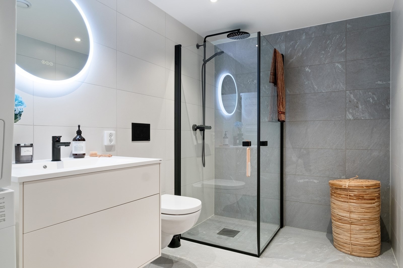 Boligen har to moderne bad - ett i første etasje og ett i tredje Galleribilde