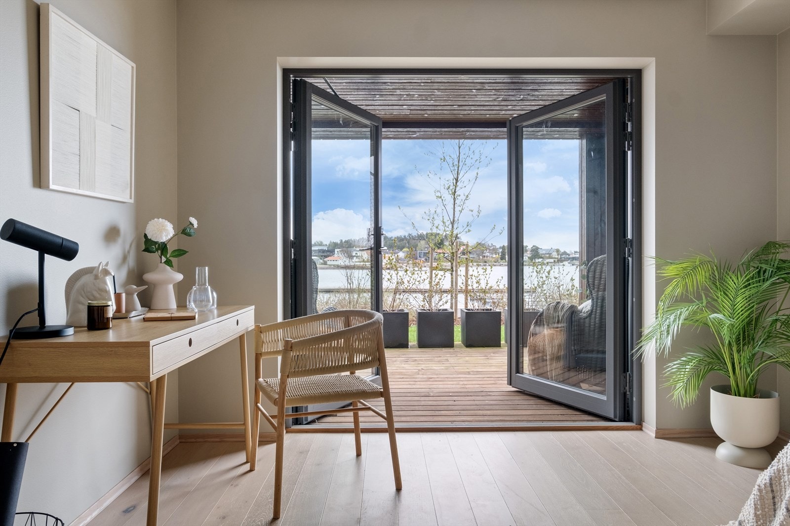 Rommet har sjøutsikt og direkte utgang til markterrassen via doble glassdører Galleribilde