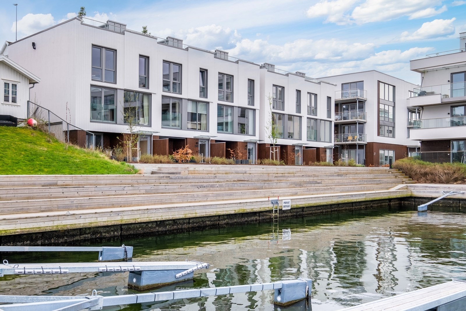 Her ligger båtene nesten så nært at du kan fortøye i dørhåndtaket Galleribilde