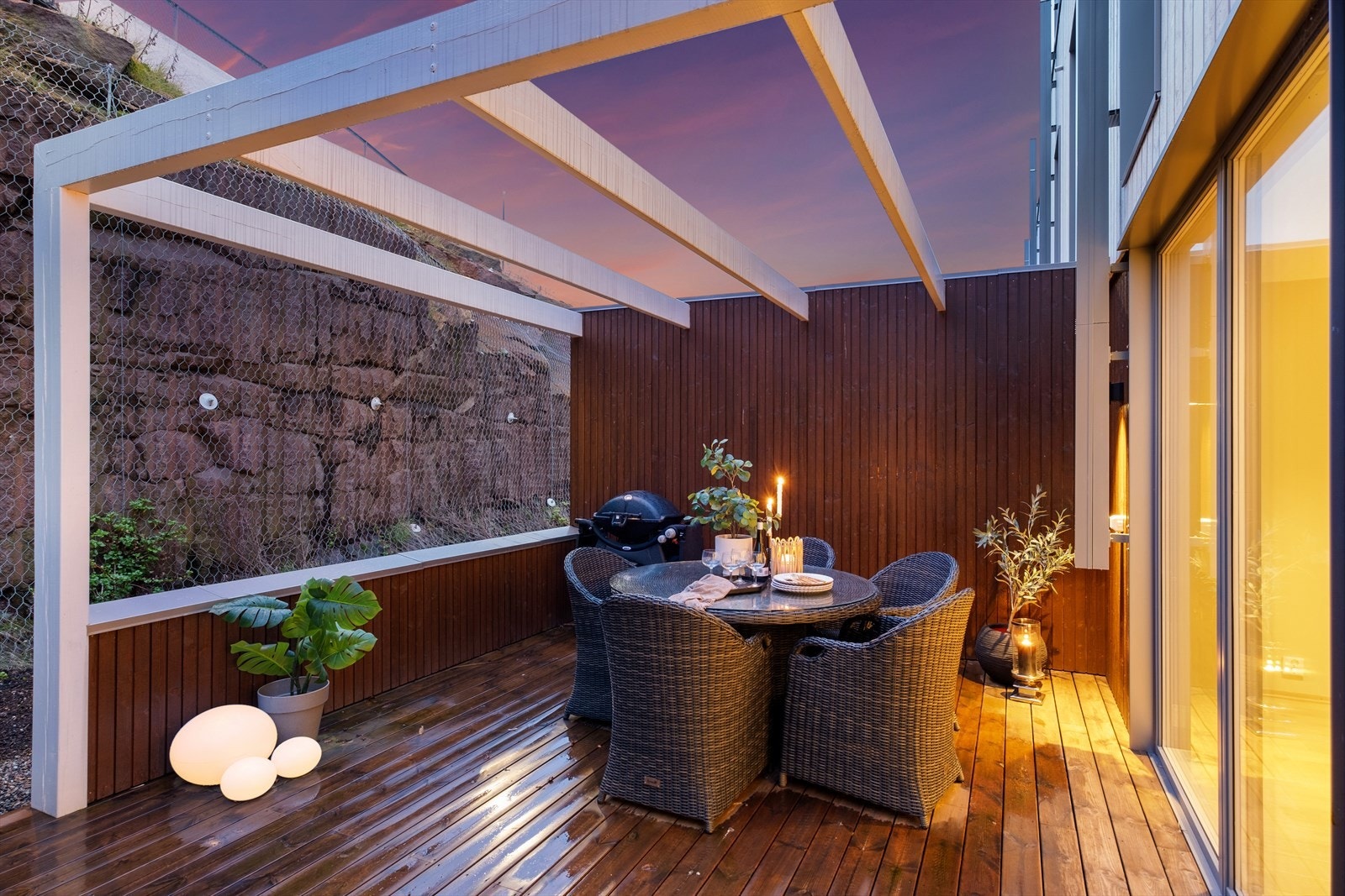 Boligens andre uteplass - Ideell for grilling, sommermåltider og avslappende ettermiddager i solen Galleribilde