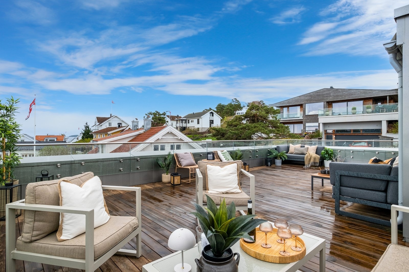 Boligen ligger ytterst i rekken og nyter godt av ekstra ro, privatliv og magisk utsikt Galleribilde