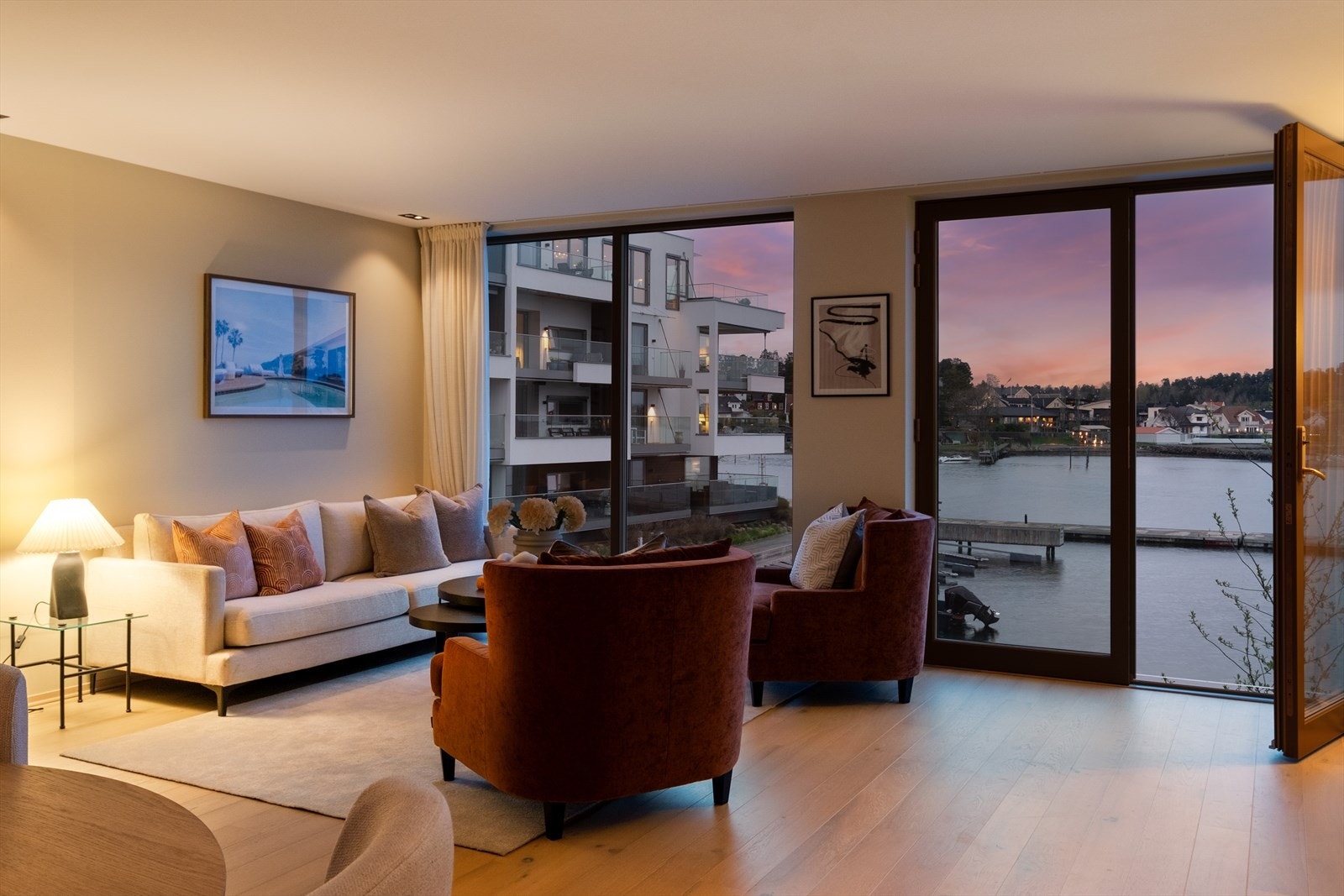 Stuen er enkel å møblere og byr på moderne detaljer - Tak->Gulv vinduer for ekstra romfølelse og lysinslipp Galleribilde