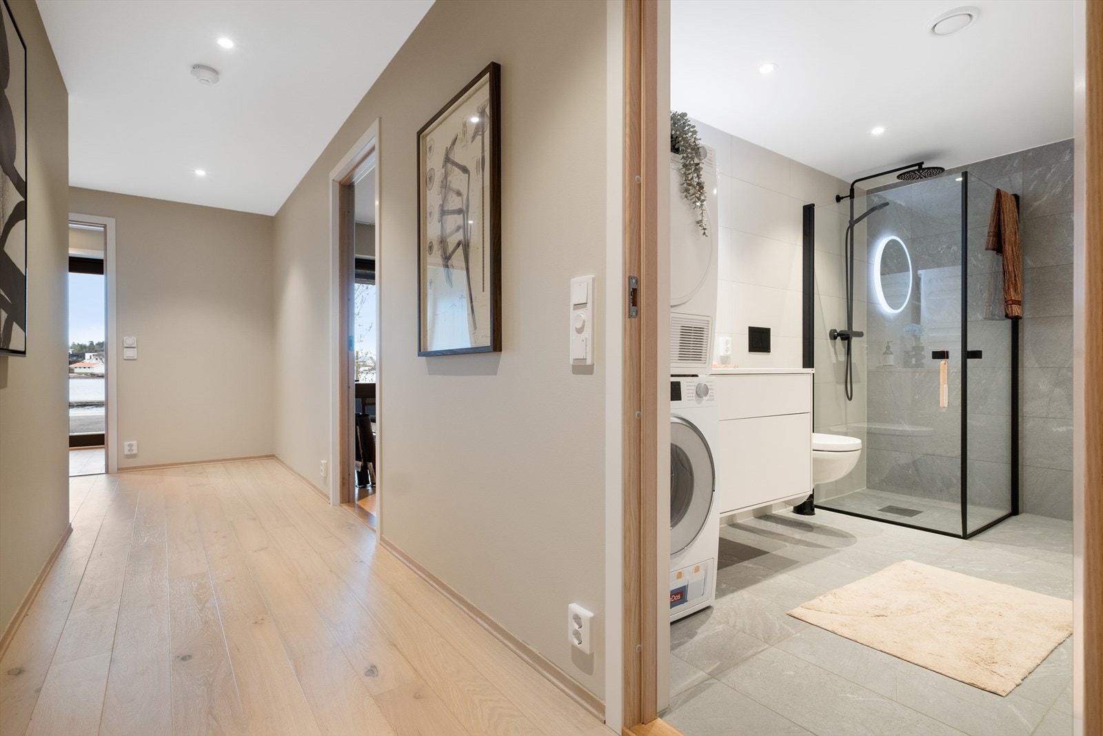 Badet i første etasje har opplegg for vaskemaskin og tørketrommel Galleribilde