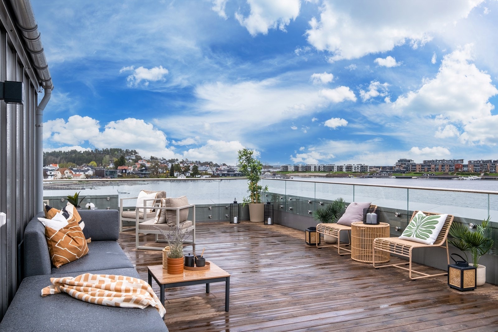 Her er det god plass til loungemøbler, solsenger og lange kvelder med venner og familie Galleribilde