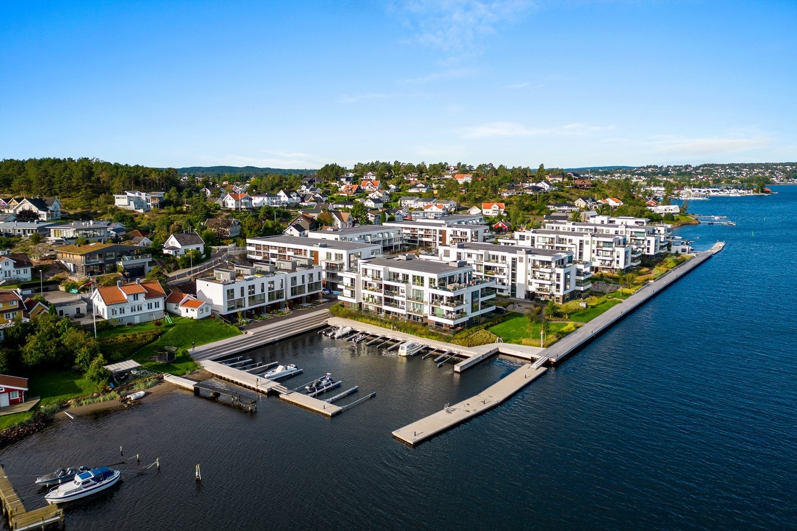 Nordvik v/Maximillian Waldø-Jensen har gleden av å presentere et nyoppført og eksklusivt townhouse inkl 2-P plasser og 1 båtplass. Perfekt som både feriebolig/helårsbolig - Ingen boplikt på Husøysund Galleribilde
