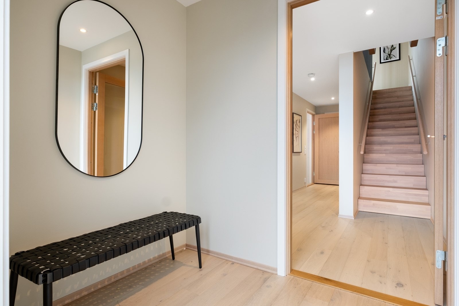 Innenfor finner du et innbydende vindfang med god plass til enten skap eller skyvedørsgarderobe - Her ligger det en-stavs eikeparkett med vannbåren gulvvarme, og downlights i himlingen Galleribilde