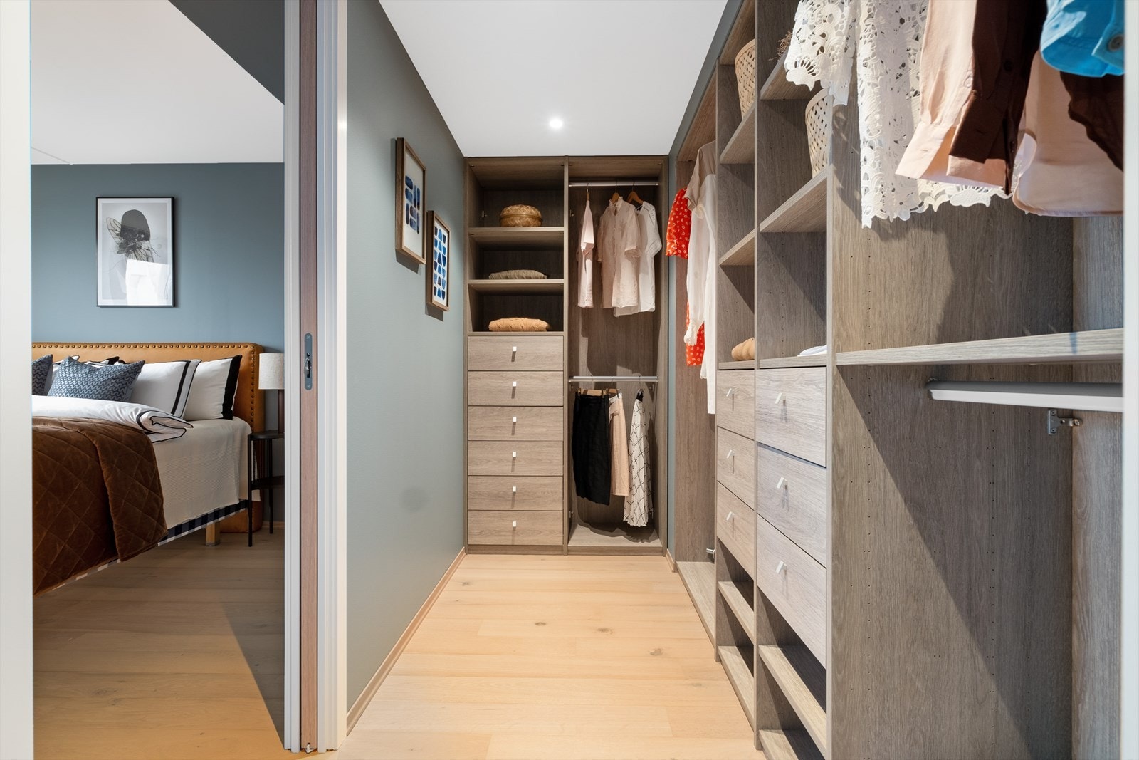 Eget omkledningsrom med tilpasset garderobeinnredning i eik Galleribilde