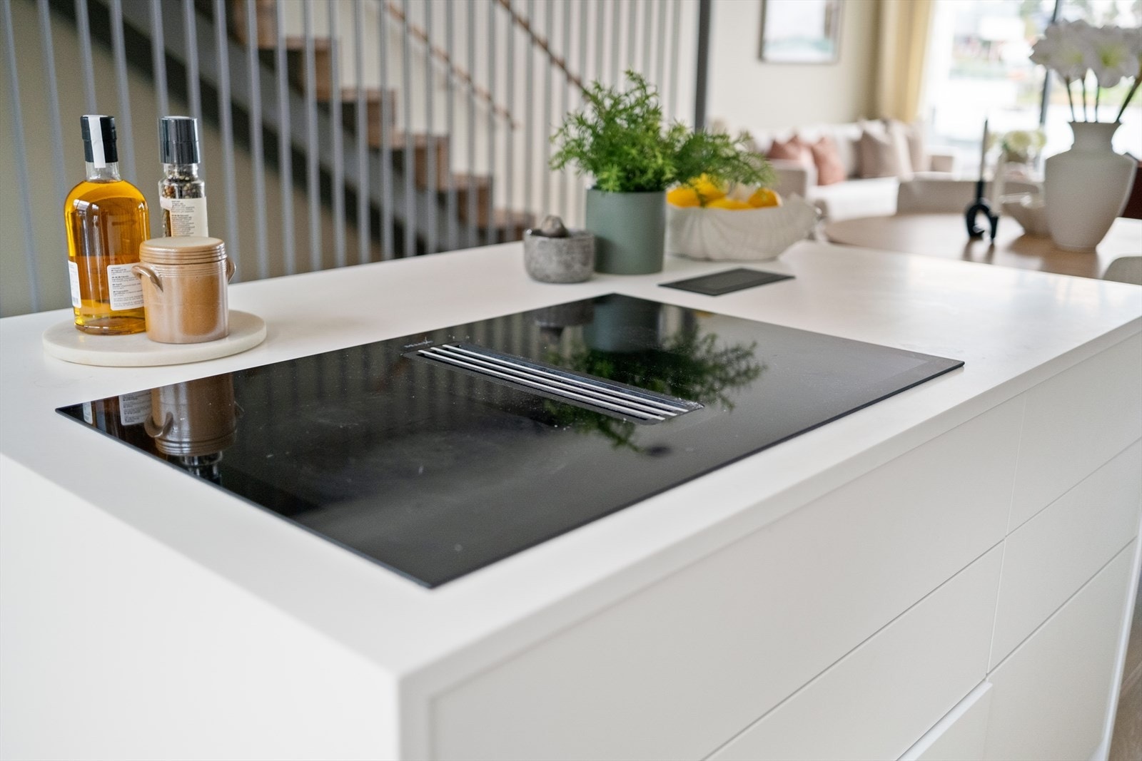 I benksonen langs veggen er det underlimt vaskekum og effektiv belysning fra downlights under overskapene. Miele benkeplate med integrert ventilator Galleribilde