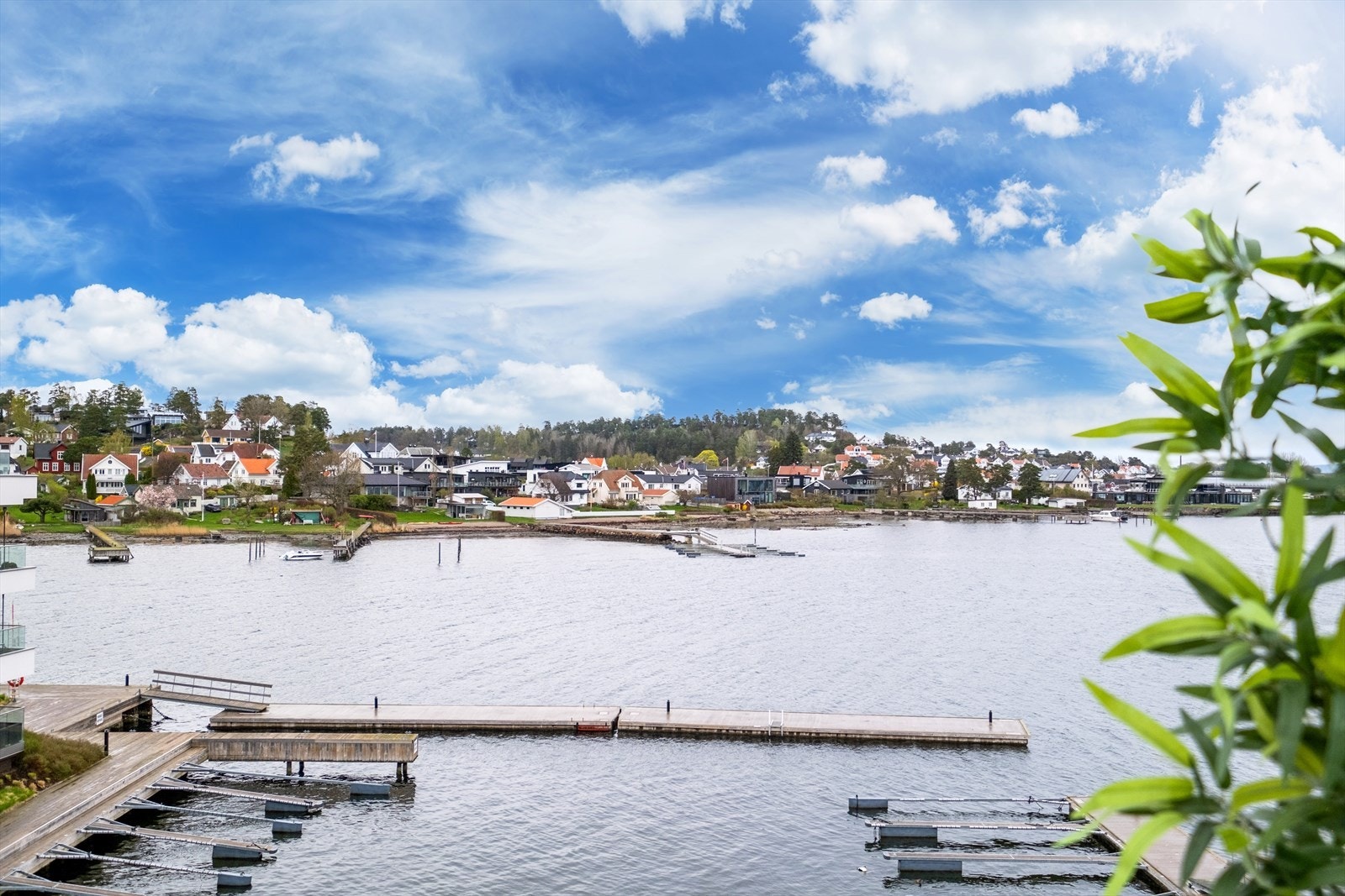 Området er sjarmerende og fredelig, med vakker sjøutsikt, solrike forhold og den beroligende lyden av bølger som slår mot land Galleribilde