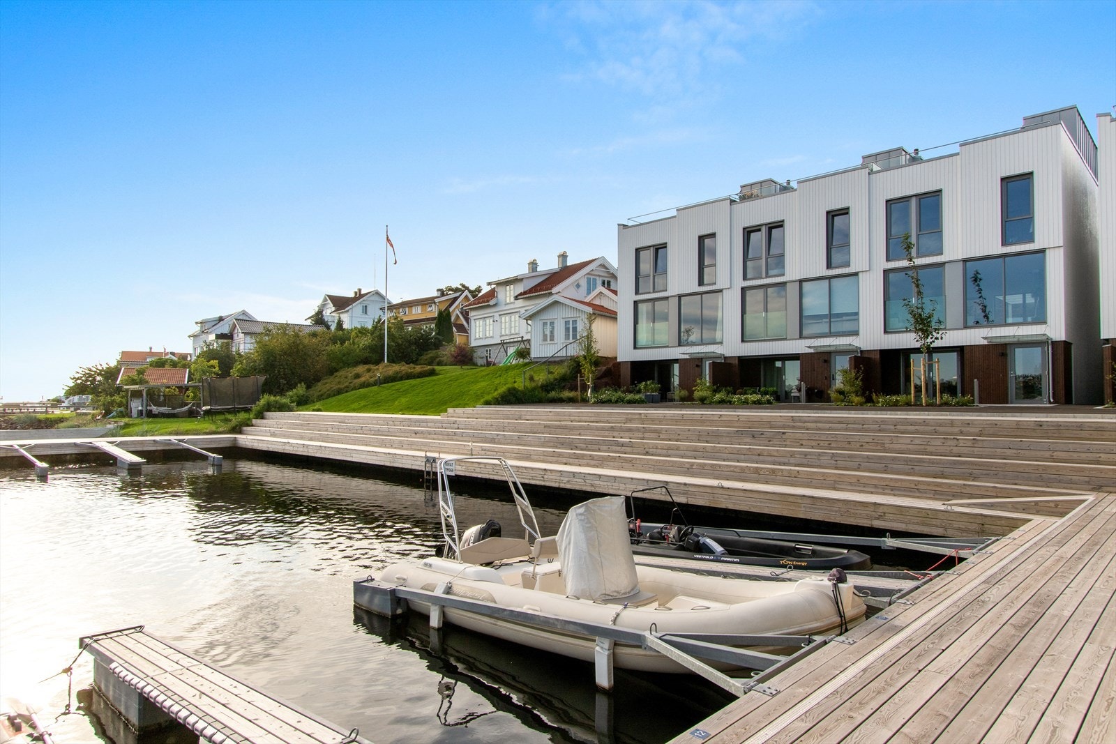 Sjelden god beliggenhet - helt nede ved vannkanten Galleribilde