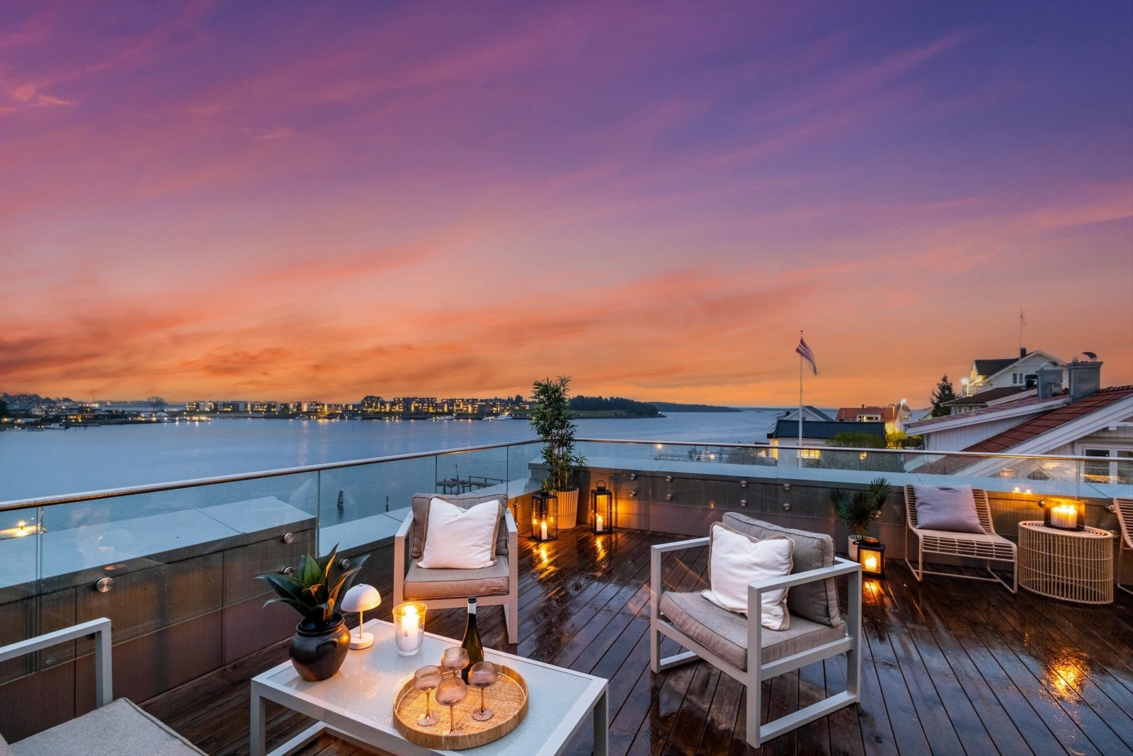 Fantastisk beliggenhet - Boligen byr på hele tre uteplasser, inkludert en romslig og solrik takterrasse på 46 kvm med imponerende utsikt over sjøen Galleribilde